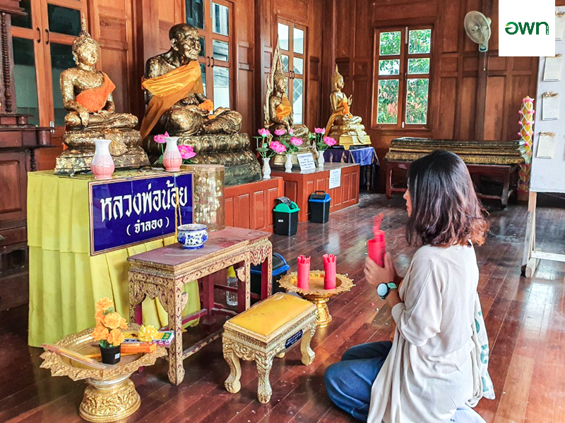 Worshiping Luang Phu Mhuen at Wat Bang Kor Bua