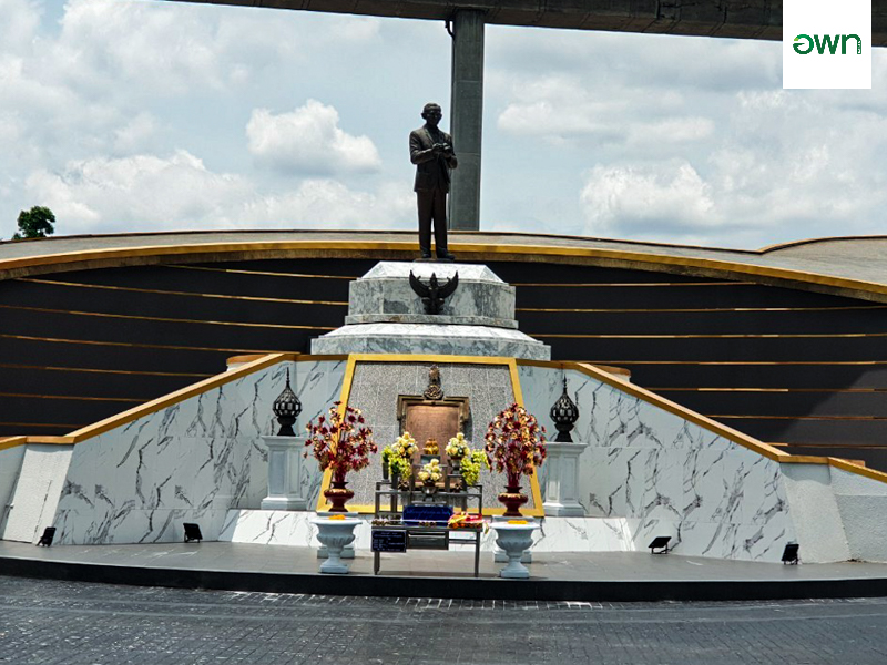 Working Statue of King Rama IX