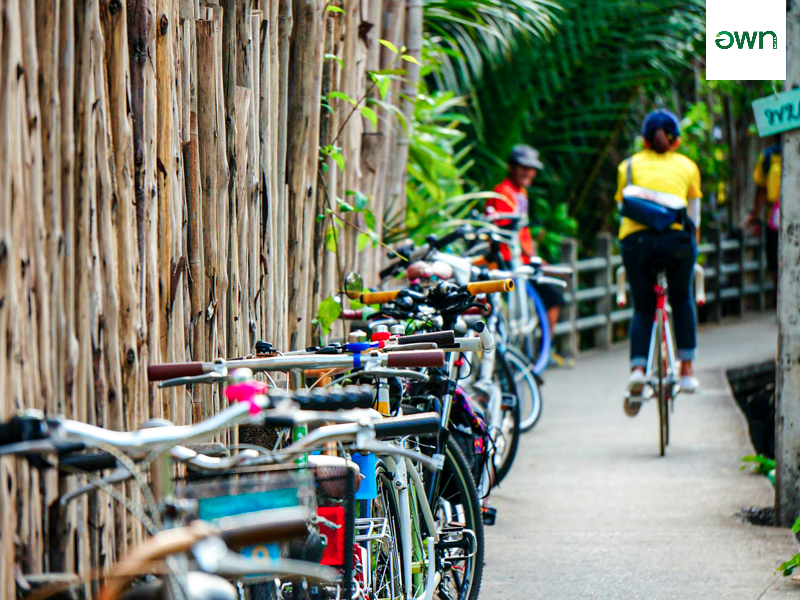 Riding the bycicle and enjoy with the lifestyle of community