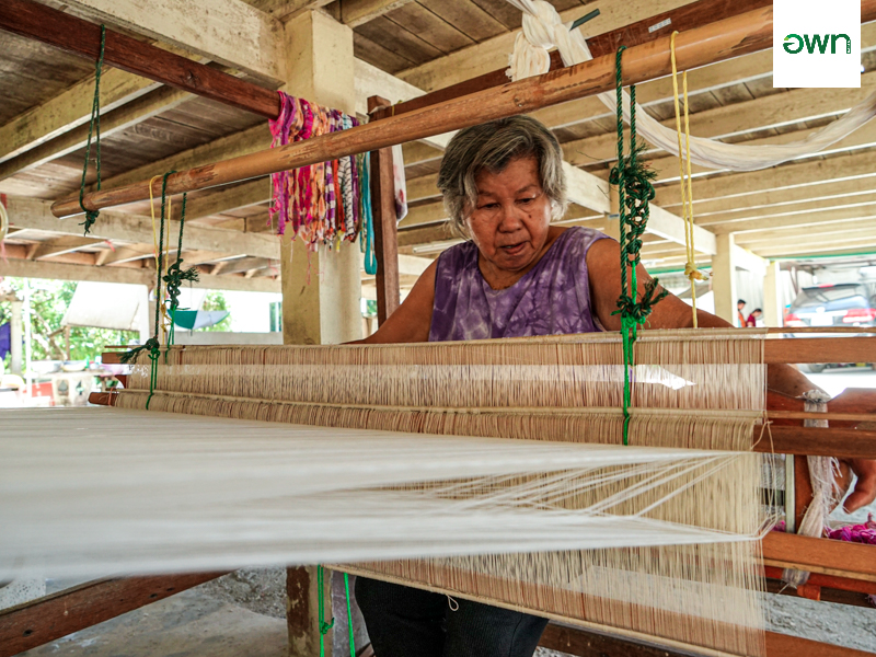 สาธิตการบ้านทอผ้าบ้านป้าแมะ ป้าแดง