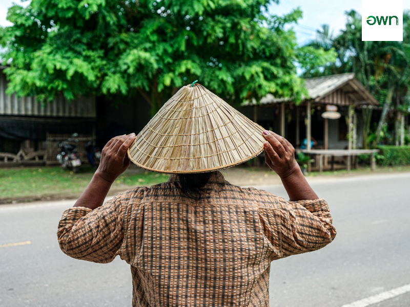 สาธิตหมวกจักสานใบจาก