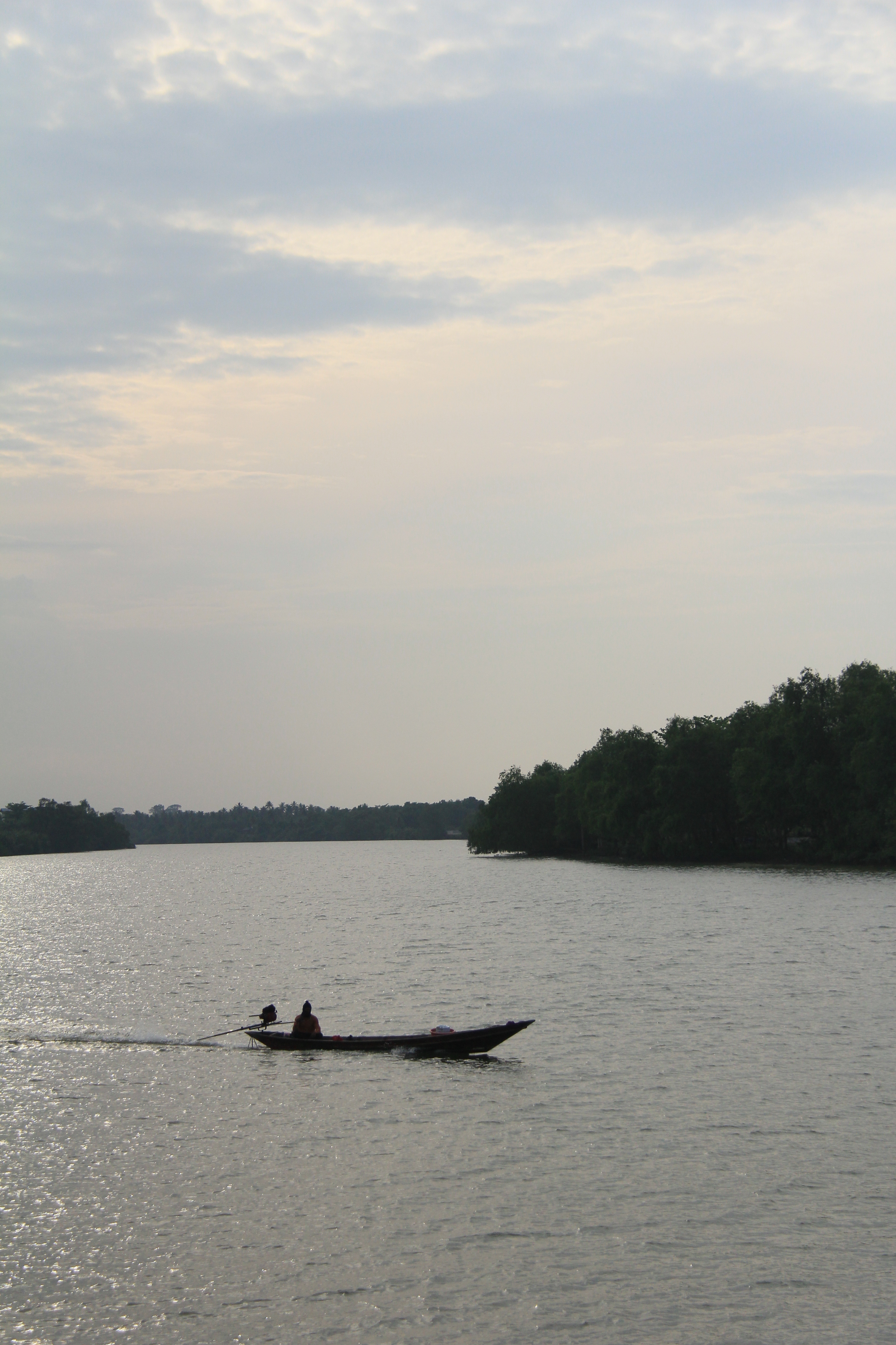 ล่องเรือเล็กชมวิถีชีวิตชาวประมง