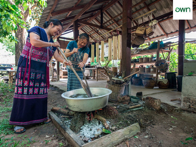 Cloth dyeing demonstration