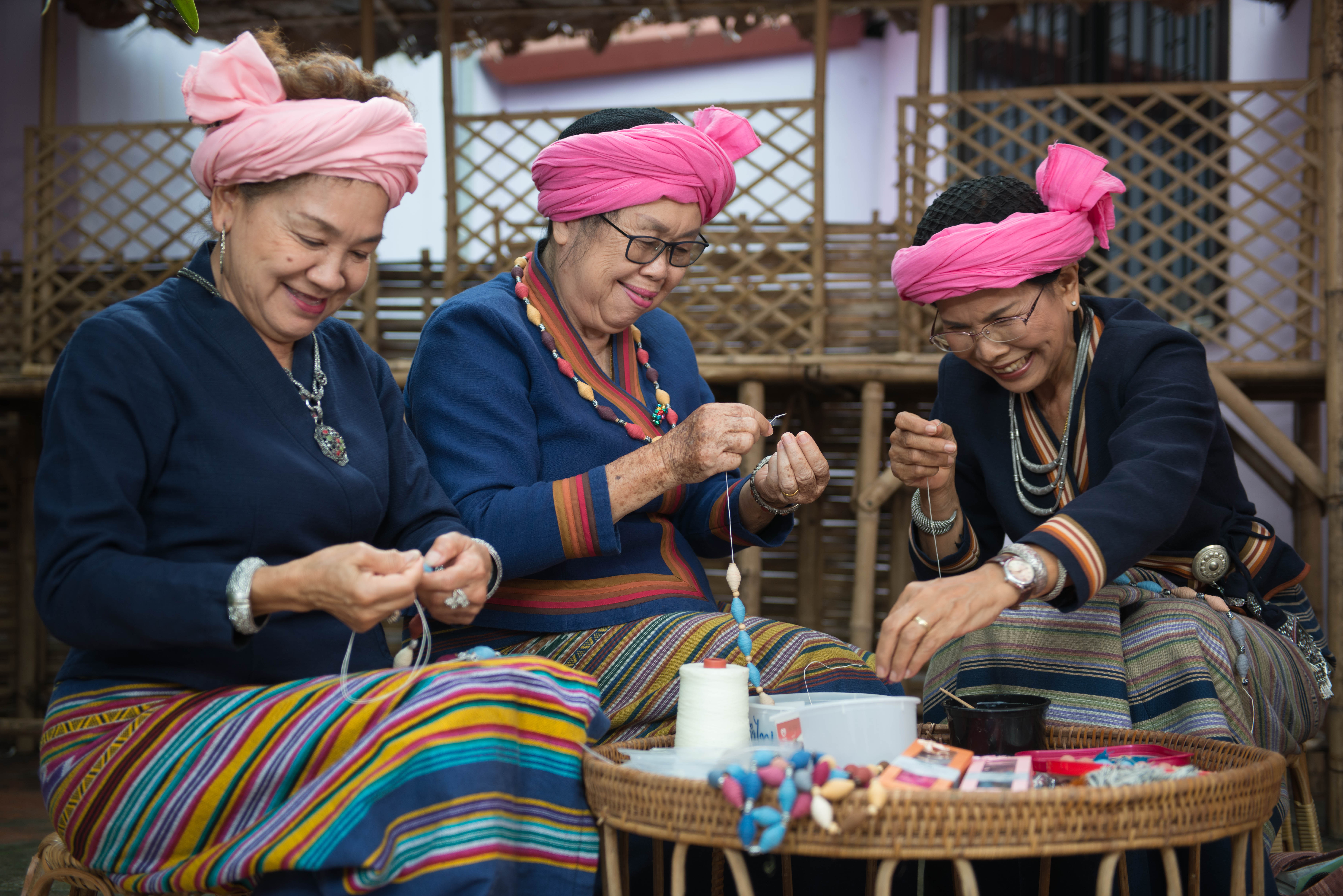 กิจกรรมทำมือสื่อความหมาย ได้แก่ การทำตุงไส้หมู ทำหมากกอน ตุ๊กตาไทลื้อ ของที่ระลึกจากผ้าทอ กิจกรรมสายสร้อยร้อยรัก