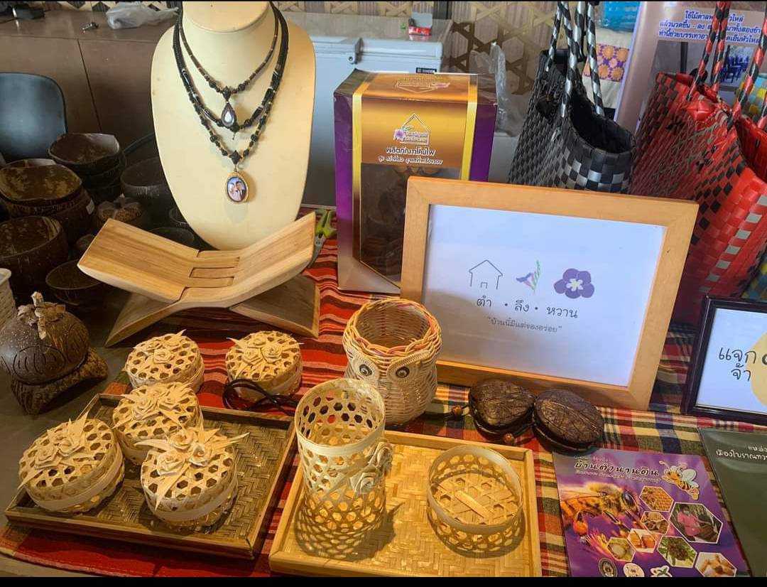 ชมสาธิตการสานที่รองจาน รองแก้ว กล่องทิชชู่ ฯลฯ