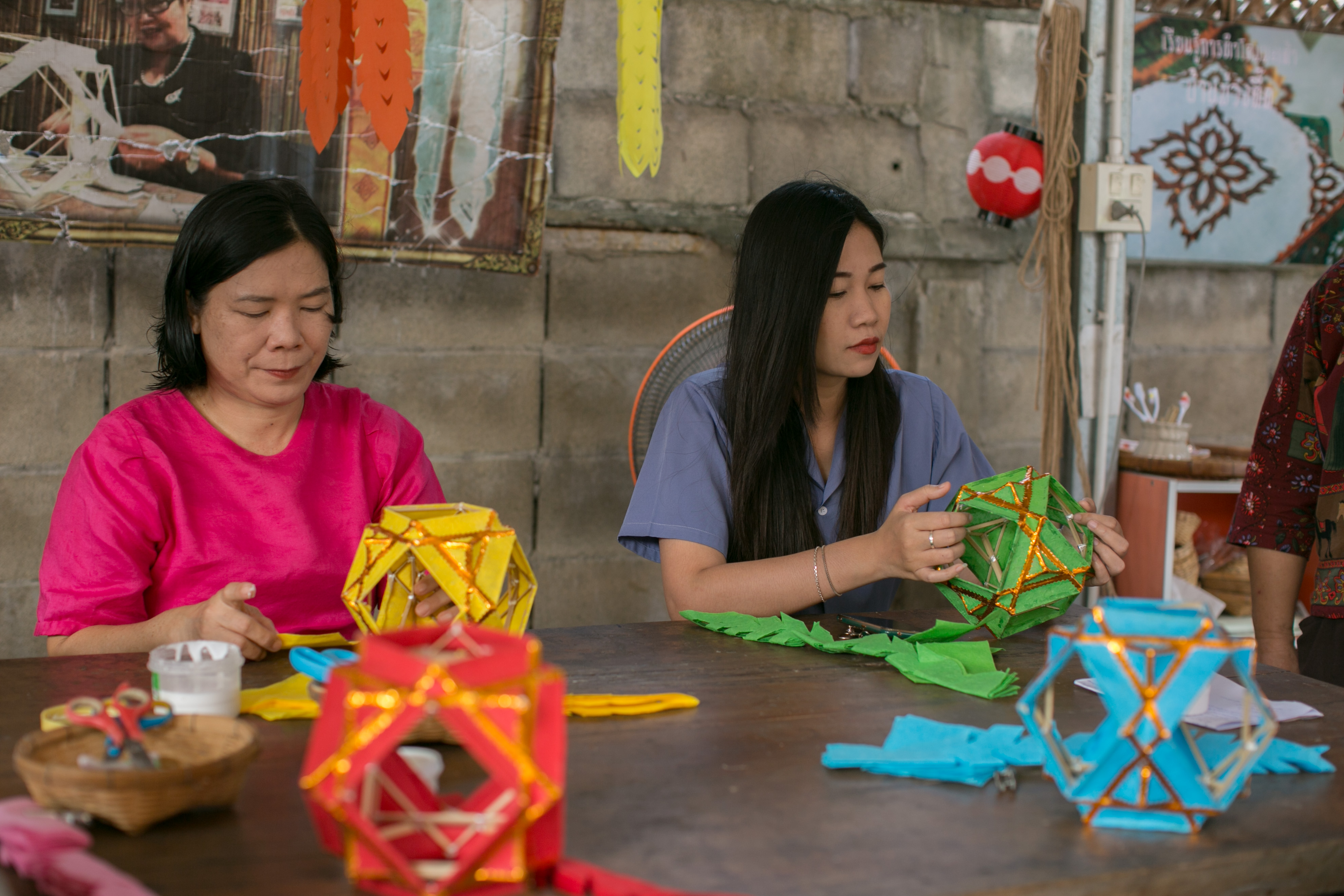 วิสาหกิจชุมชนบ้านโคมคำม่วงตึ๊ด