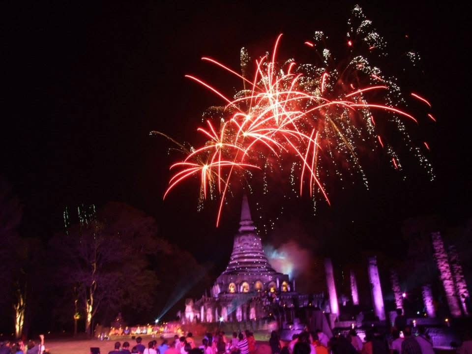 งานย้อนอดีตศรีสัชนาลัย นุ่งผ้าไทย ใส่เงินทองลายโบราณ