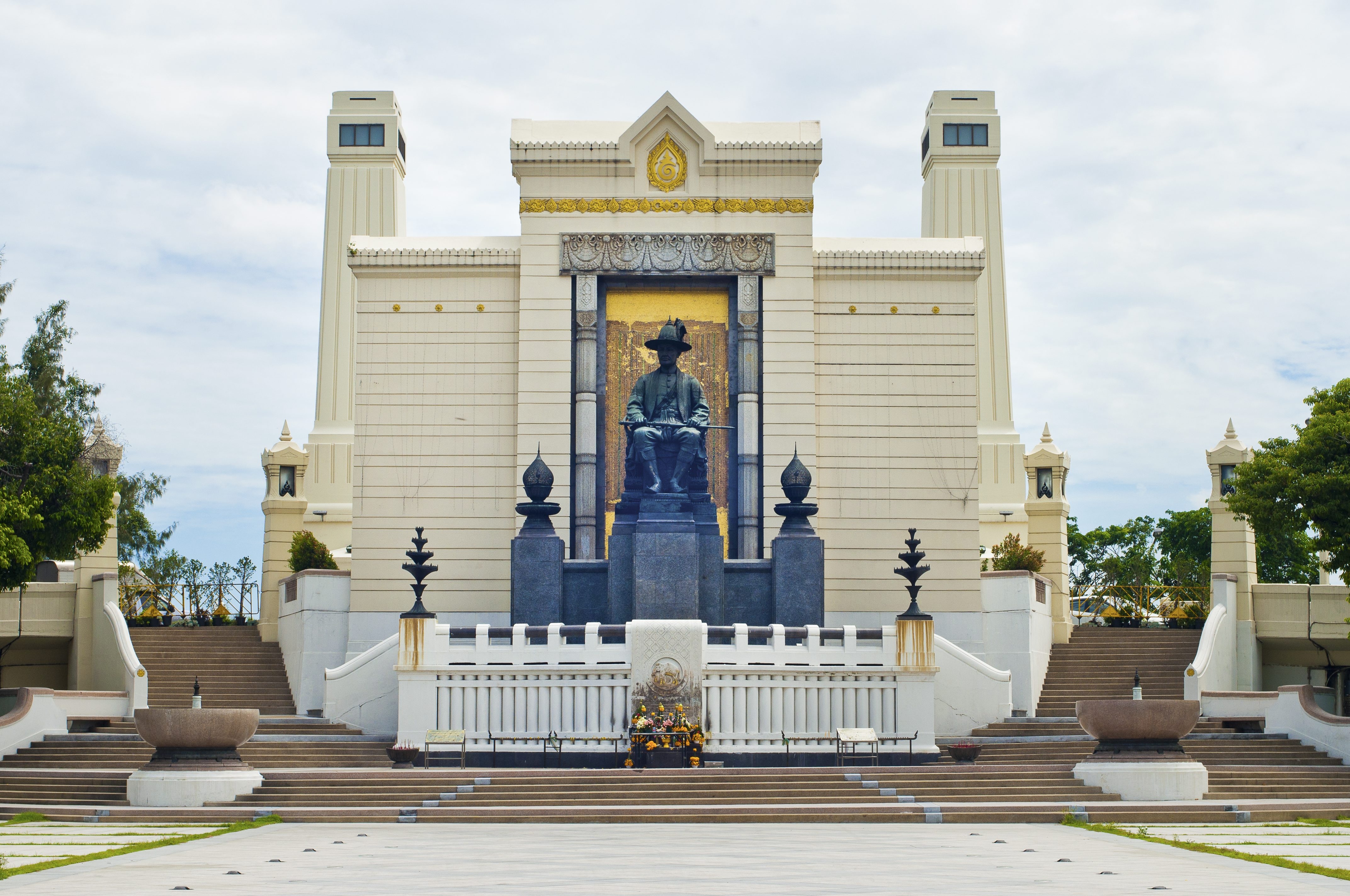 อนุสาวรีย์พระบาทสมเด็จพระพุทธยอดฟ้าจุฬาโลก