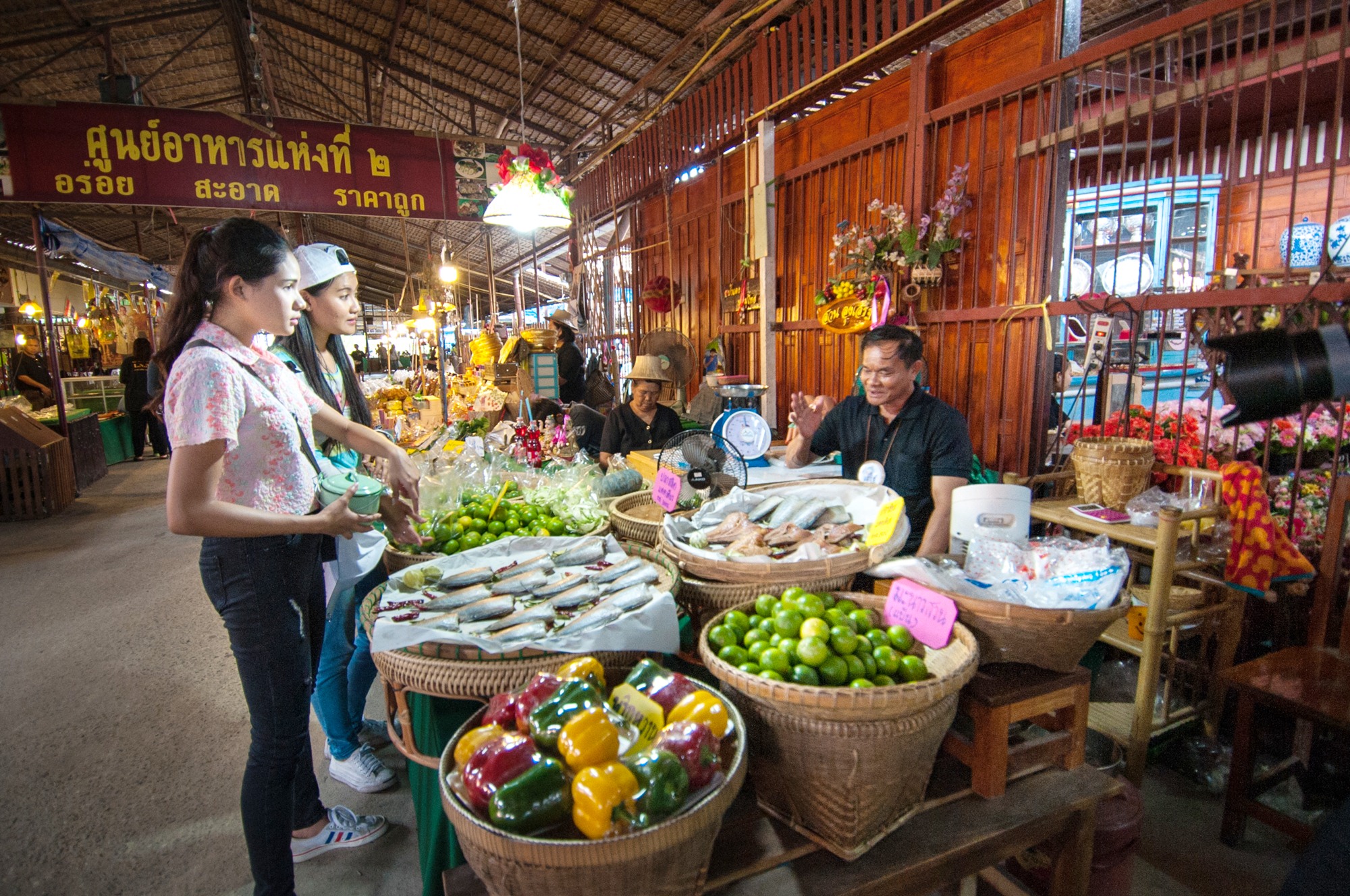 ตลาดโก้งโค้ง (บ้านแสงโสม)