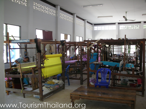 ศูนย์การเรียนรู้ทอผ้าตำบลต้นตาล