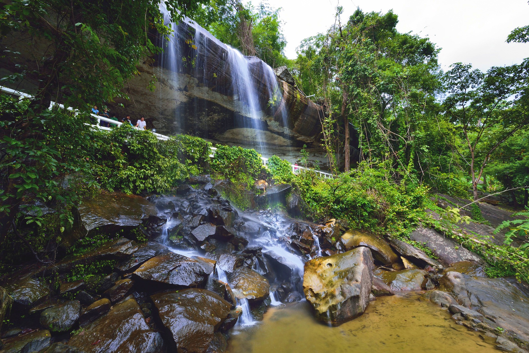 ผาน้ำย้อย (พุทธอุทยานอีสาน)