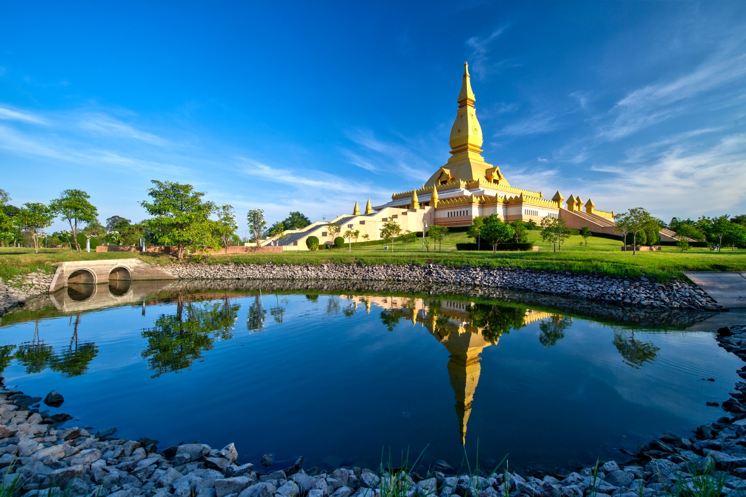 พระมหาเจดีย์มงคลบัว