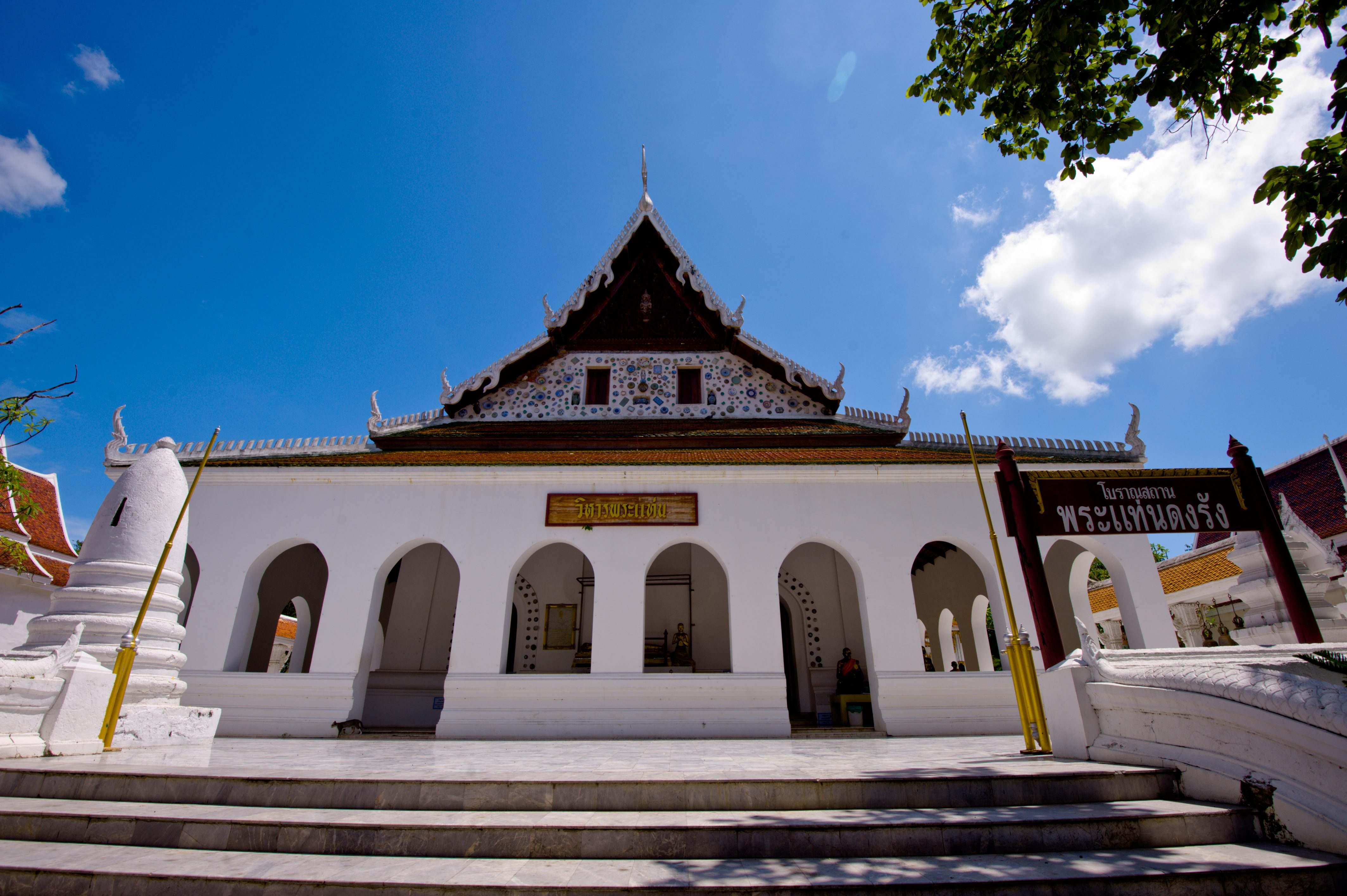 วัดพระแท่นดงรังวรวิหาร