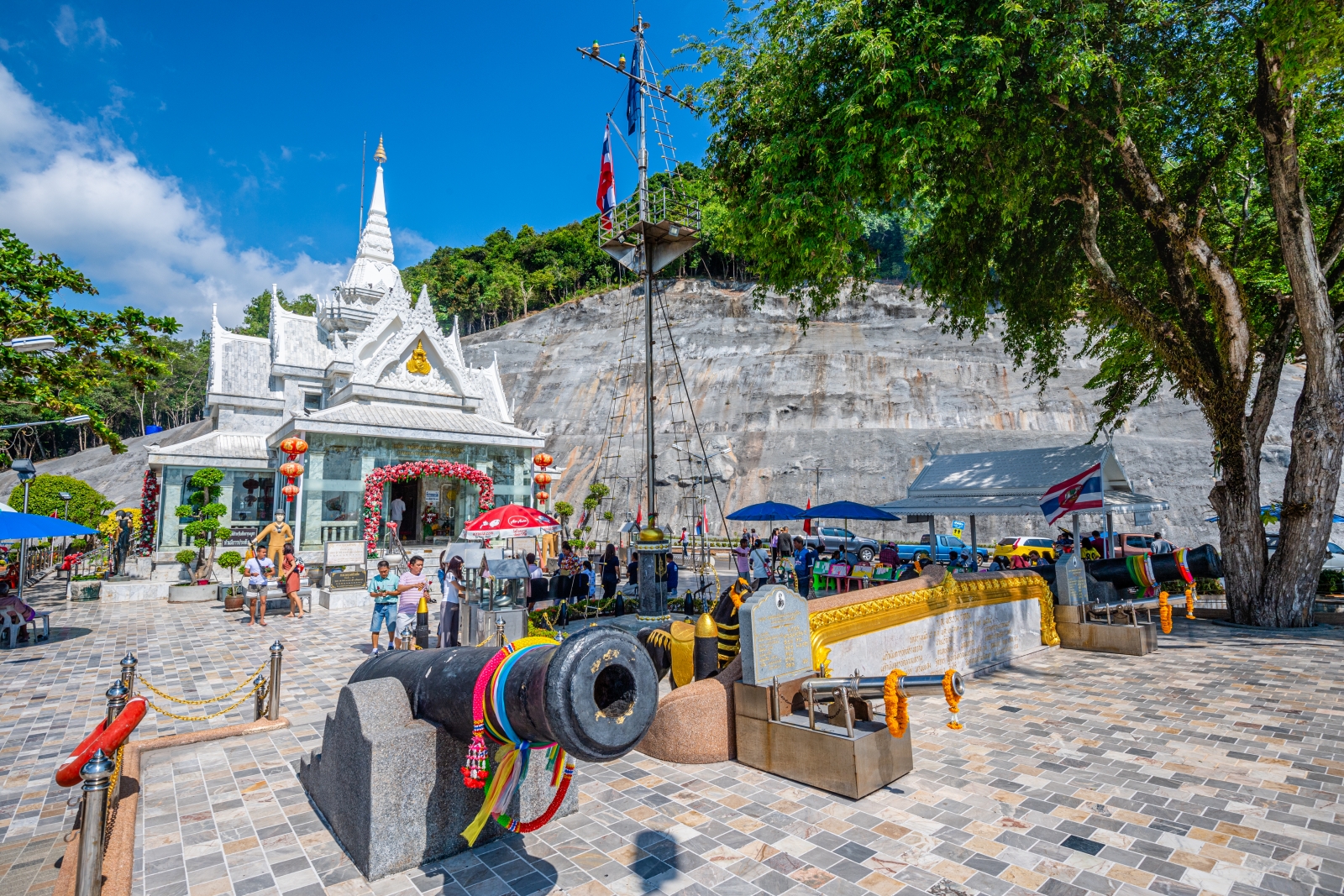 ศาลกรมหลวงชุมพรเขตอุดมศักดิ์ และเรือจำลองจักรีนฤเบศร