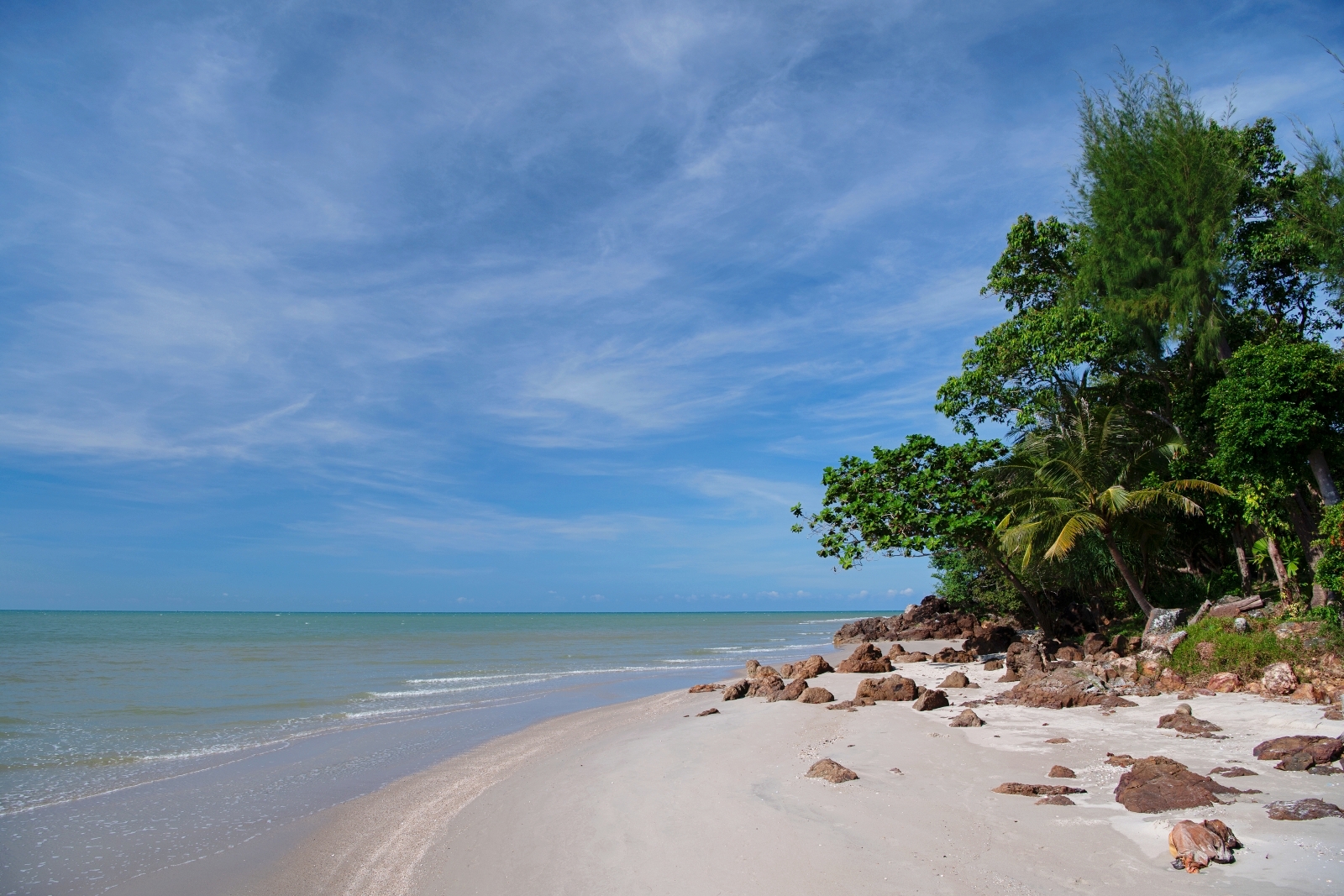 หาดสะกอม