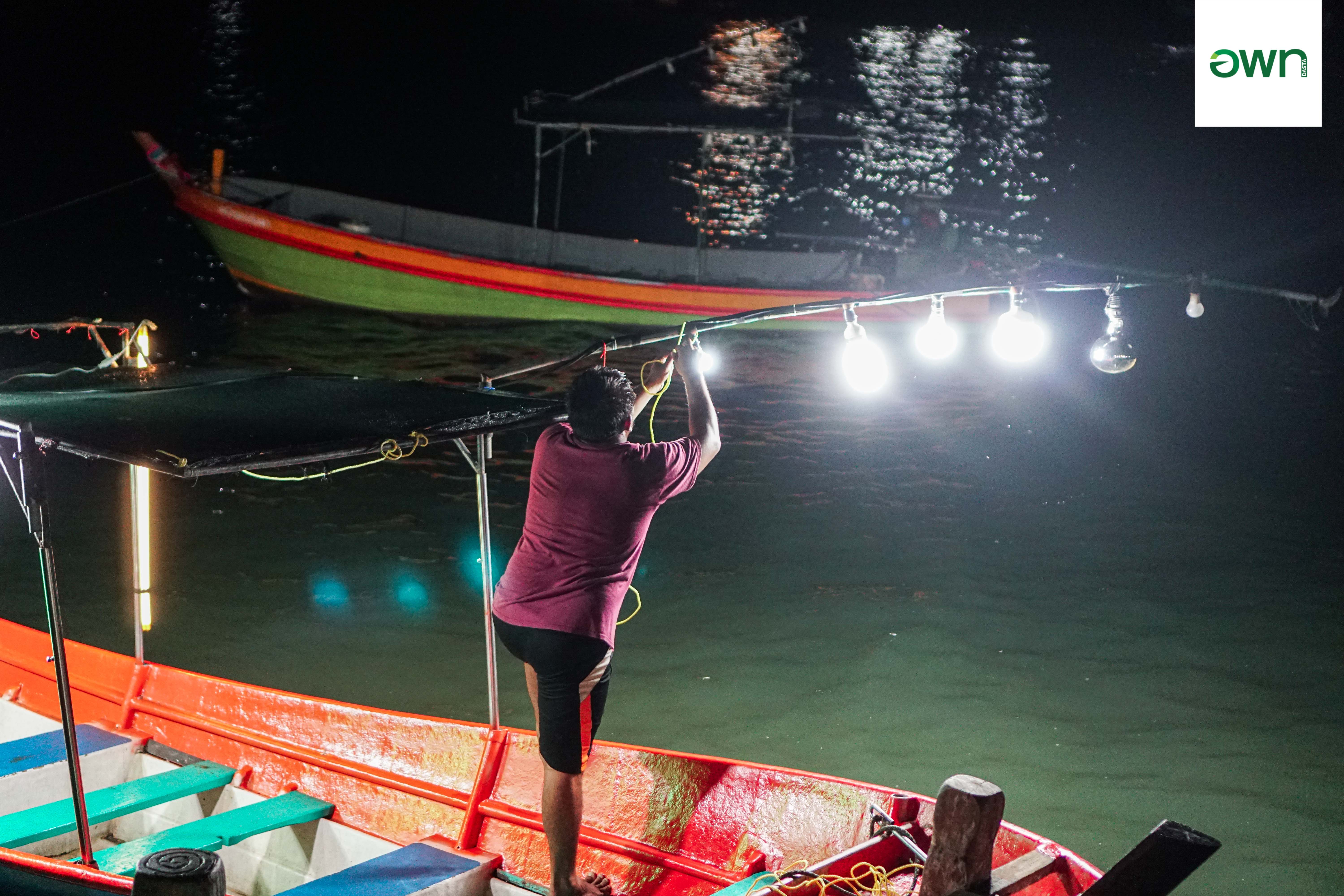 กิจกรรมออกเรือเปิดไฟตกหมึกยามค่ำคืน สัมผัสวิถีจริงของชาวประมง เกาะพิทักษ์ อำเภอหลังสวน จังหวัดชุมพร